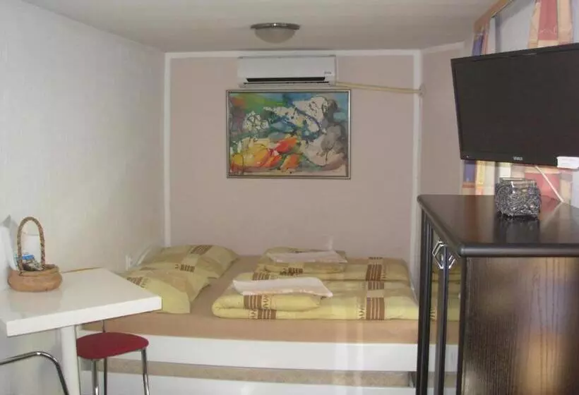 Hostel 021