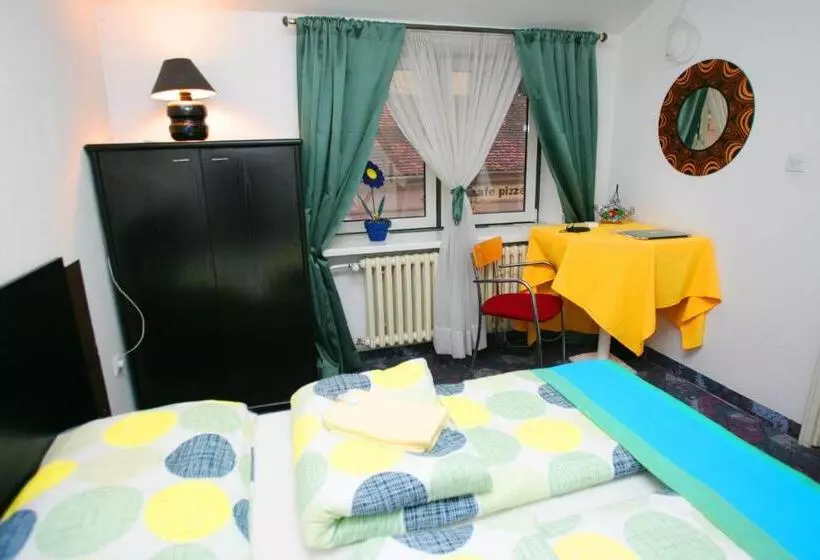 Hostel 021