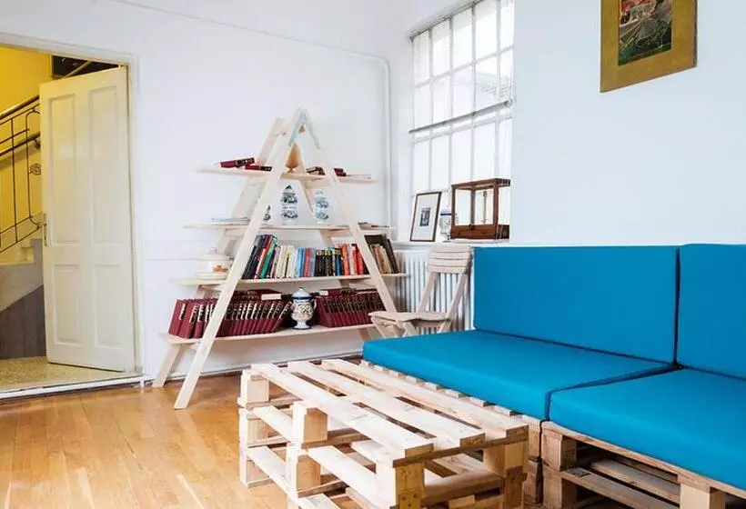 Hostel Jellostone