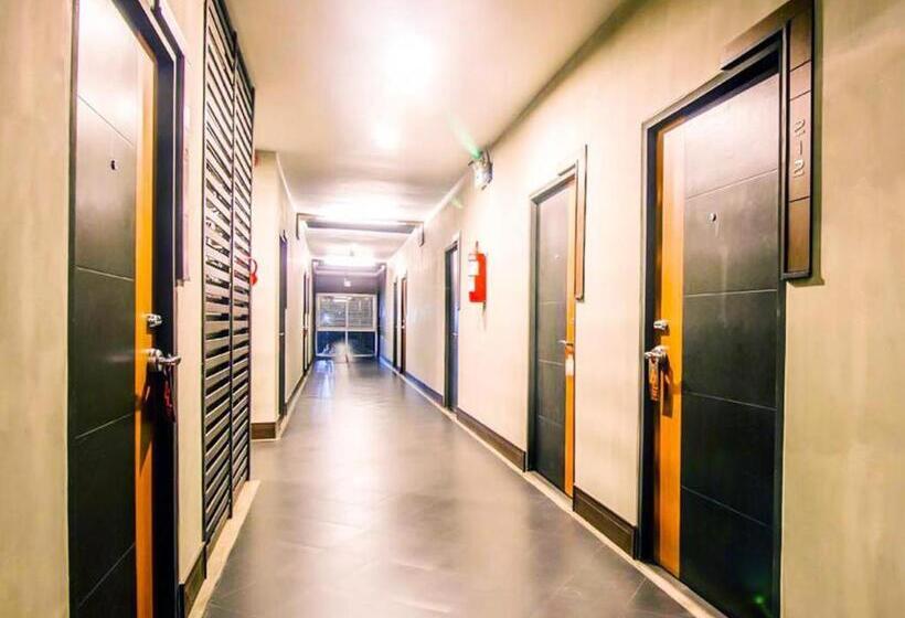 Отель B2 Airport Boutique & Budget