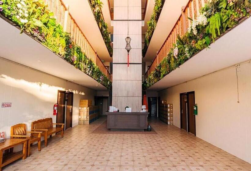 Отель B2 Airport Boutique & Budget