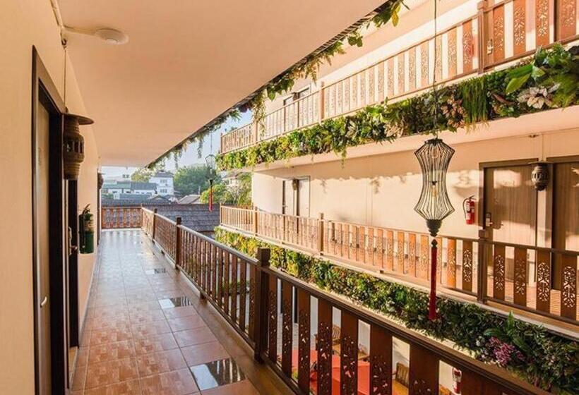 Отель B2 Airport Boutique & Budget