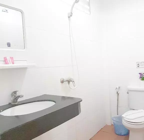 هتل Deng S Kamala Beach Guesthouse