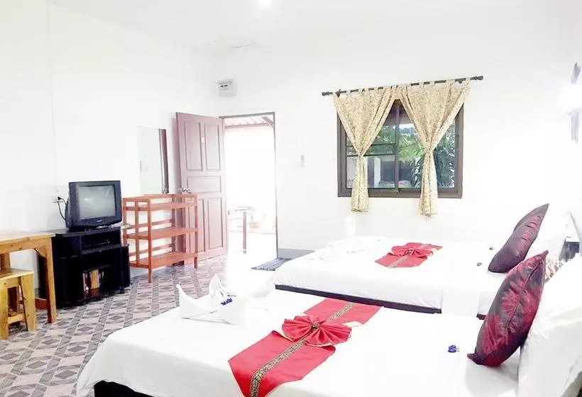 هتل Deng S Kamala Beach Guesthouse