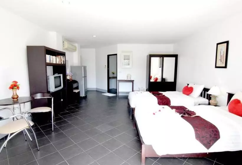 هتل Deng S Kamala Beach Guesthouse