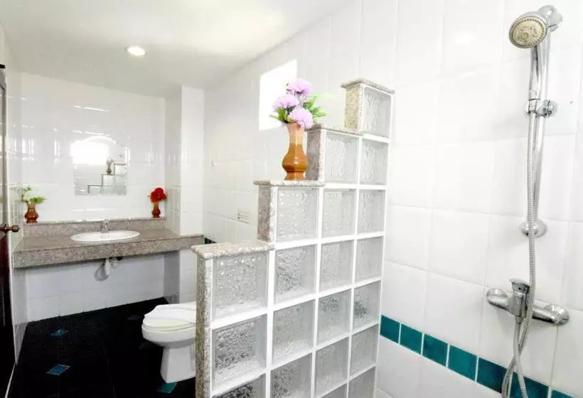 هتل Deng S Kamala Beach Guesthouse
