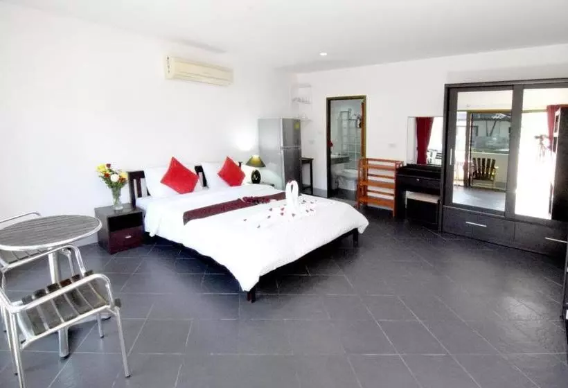 هتل Deng S Kamala Beach Guesthouse