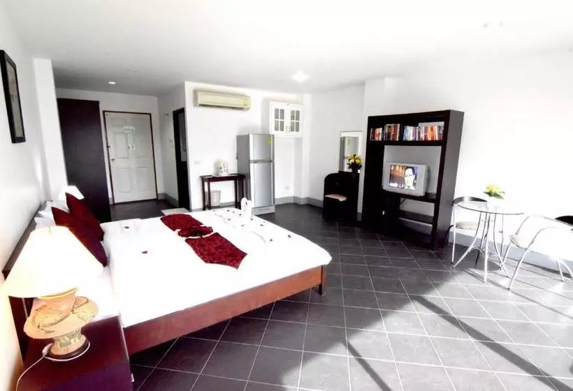 هتل Deng S Kamala Beach Guesthouse
