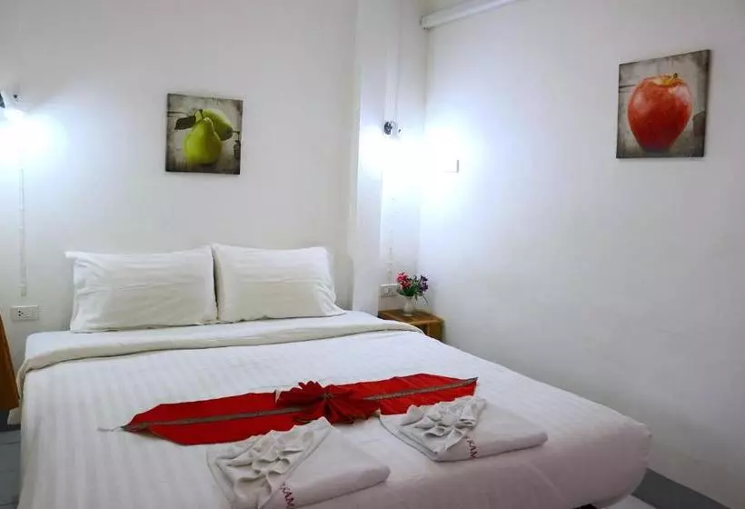 هتل Deng S Kamala Beach Guesthouse