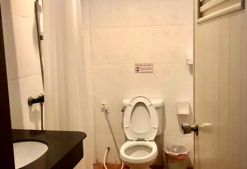 هتل Deng S Kamala Beach Guesthouse