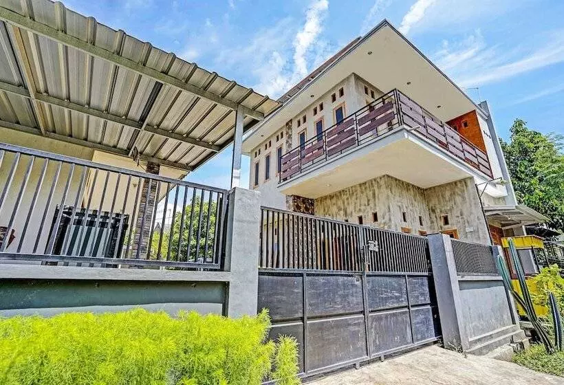 Hotelli Spot On 91824 Rumah Kaloka Syariah