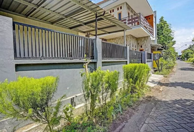 Hotelli Spot On 91824 Rumah Kaloka Syariah