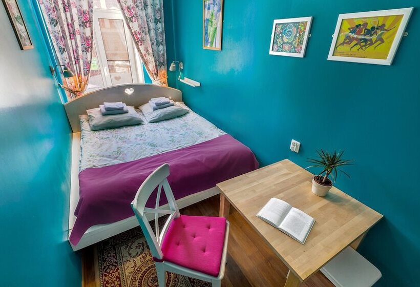 Friends On Vosstaniya   Hostel