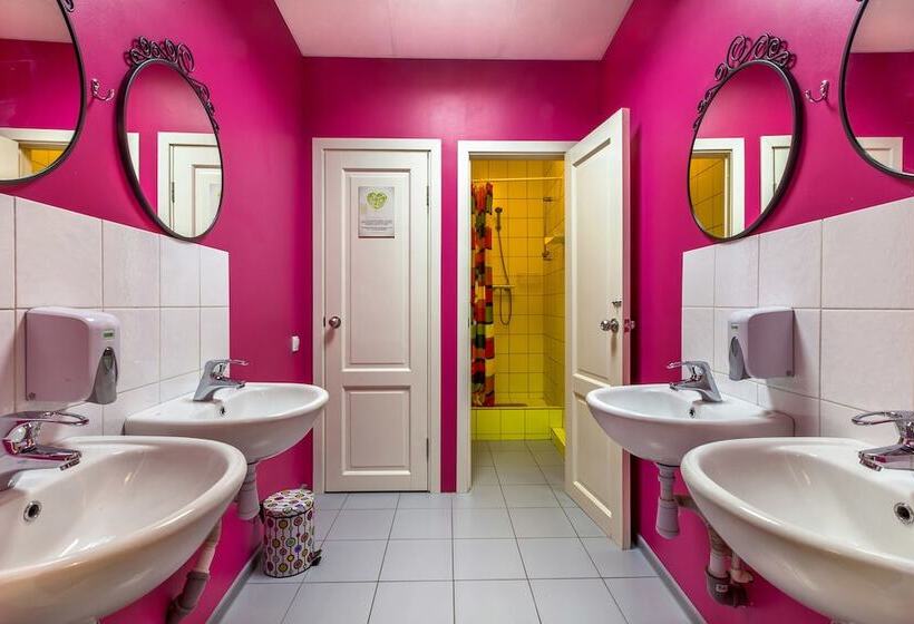 Friends On Vosstaniya   Hostel