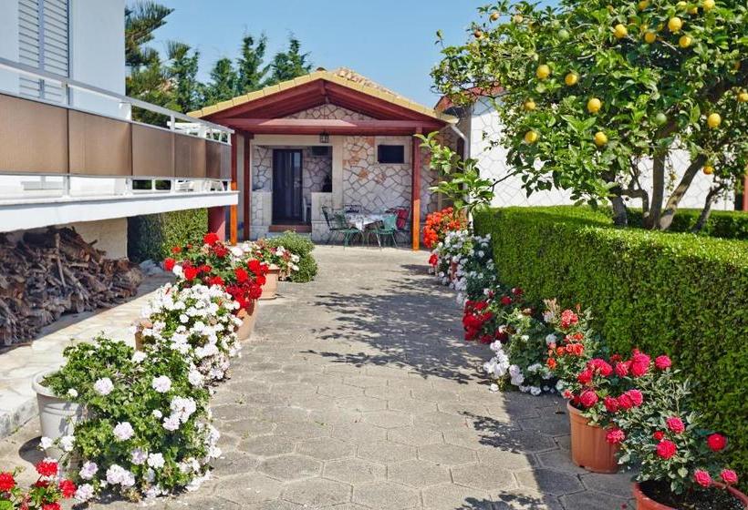 هتل Pettas Apartments