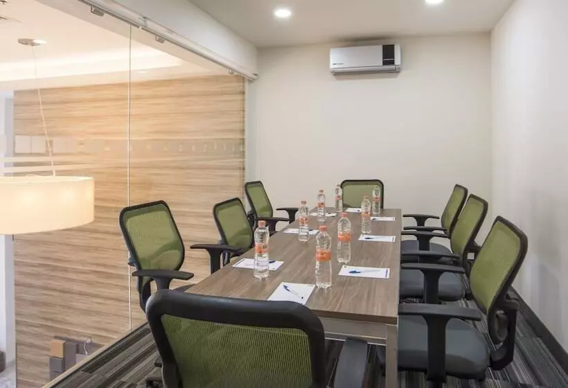 ホテル Holiday Inn Express & Suites   Ciudad Obregon, An Ihg