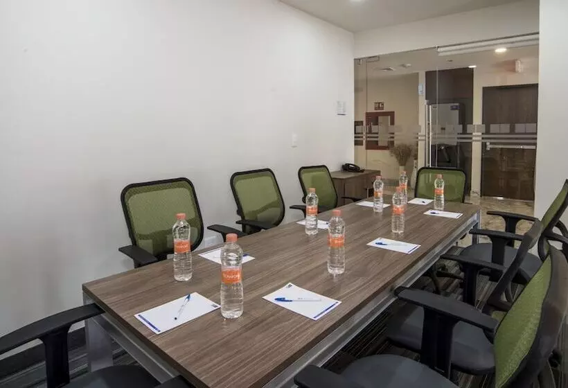 ホテル Holiday Inn Express & Suites   Ciudad Obregon, An Ihg