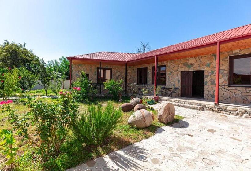 هتل Father And Son Cellar