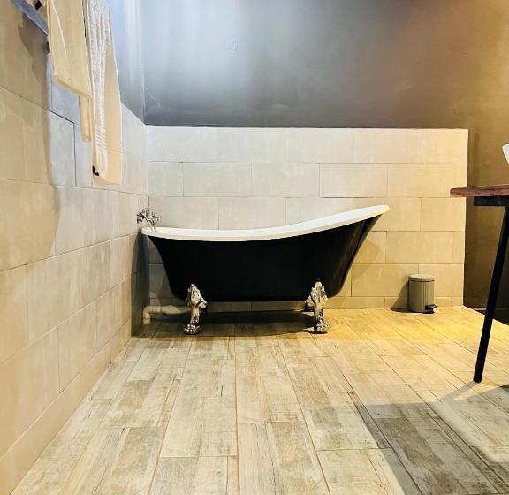 تختخواب و صبحانه The Shed Venue & Boutique