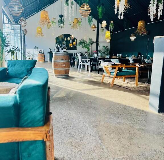 تختخواب و صبحانه The Shed Venue & Boutique