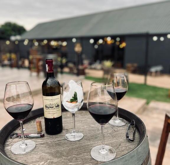 تختخواب و صبحانه The Shed Venue & Boutique