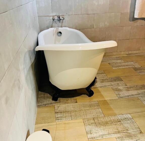 تختخواب و صبحانه The Shed Venue & Boutique