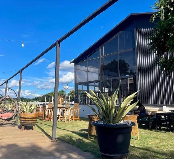 تختخواب و صبحانه The Shed Venue & Boutique