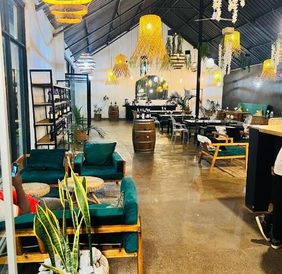 تختخواب و صبحانه The Shed Venue & Boutique