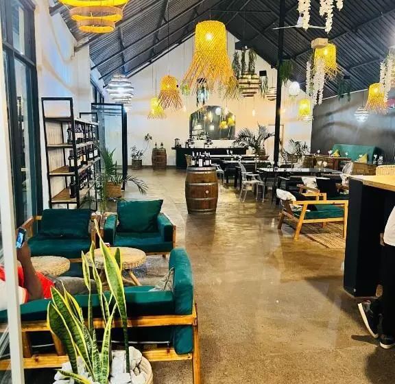 تختخواب و صبحانه The Shed Venue & Boutique