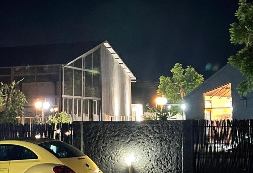 تختخواب و صبحانه The Shed Venue & Boutique