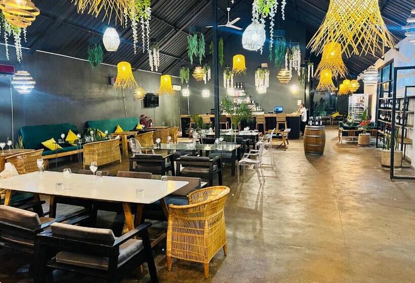 تختخواب و صبحانه The Shed Venue & Boutique