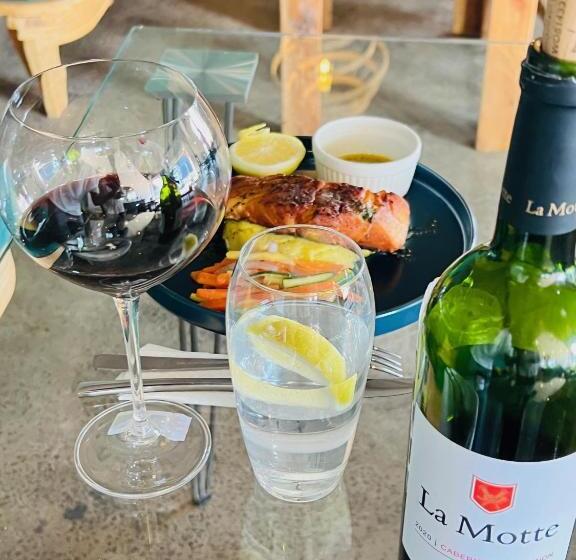 تختخواب و صبحانه The Shed Venue & Boutique