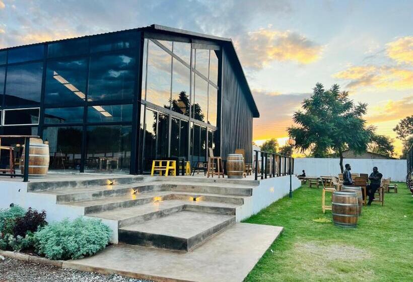 تختخواب و صبحانه The Shed Venue & Boutique