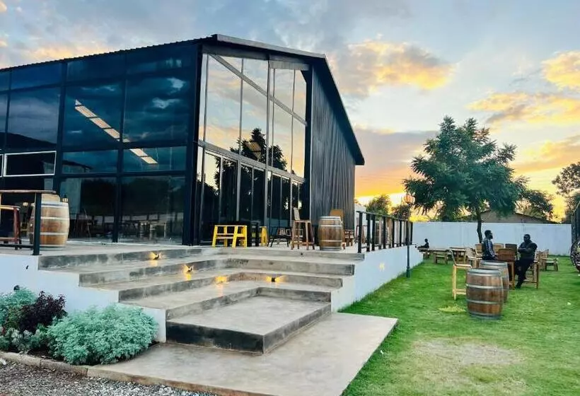 تختخواب و صبحانه The Shed Venue & Boutique