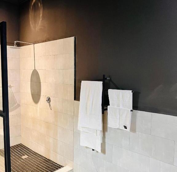 تختخواب و صبحانه The Shed Venue & Boutique