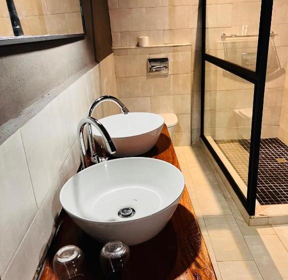 تختخواب و صبحانه The Shed Venue & Boutique