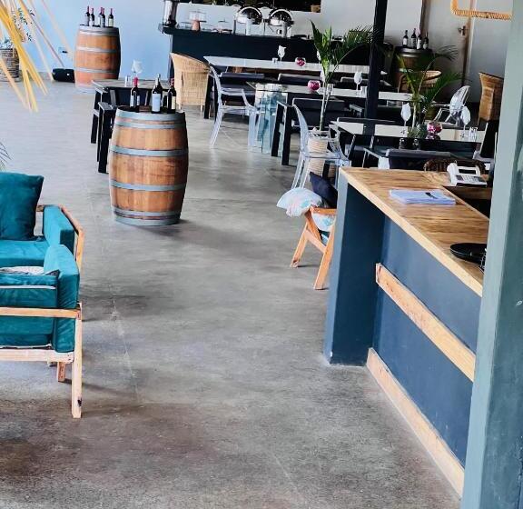 تختخواب و صبحانه The Shed Venue & Boutique