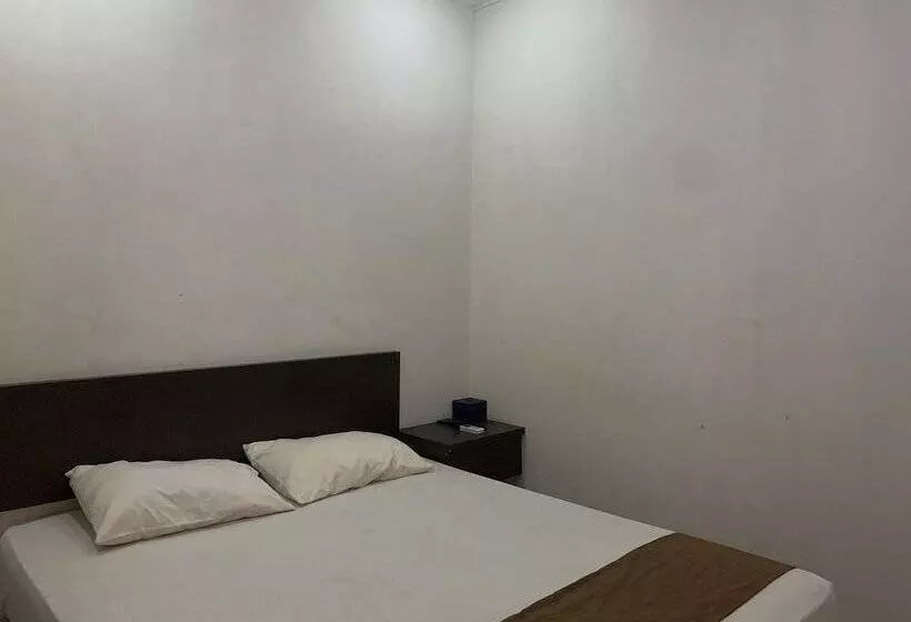 ホテル Express O 91662 Kost Rumah Kaca