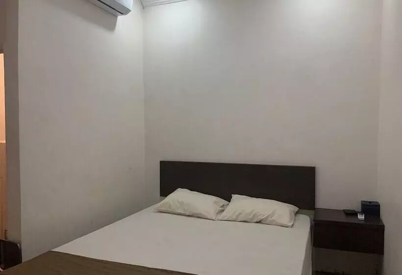 ホテル Express O 91662 Kost Rumah Kaca