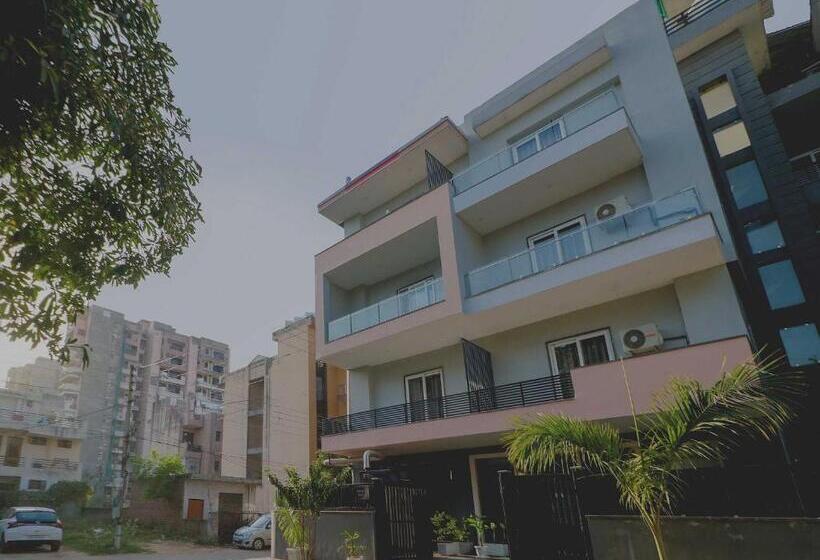 Oyo Townhouse 938 Hotel Near Omaxe Celebration Mall