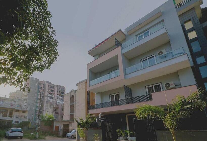 Oyo Townhouse 938 Hotel Near Omaxe Celebration Mall