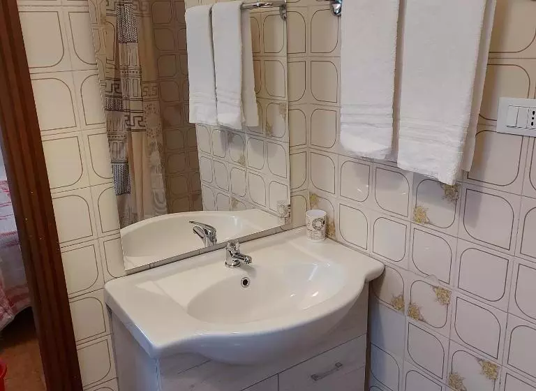 پانسیون Fare Bnb   Room Pappagnocca