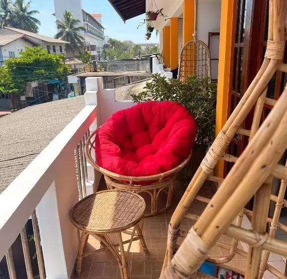 Hummus Hostel & Restaurant