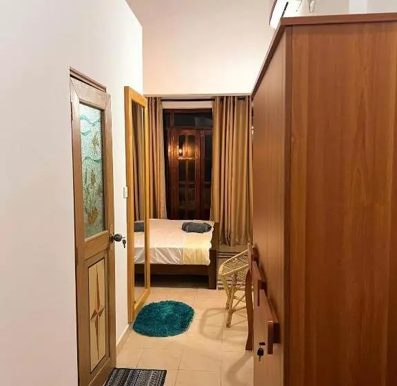 Hummus Hostel & Restaurant