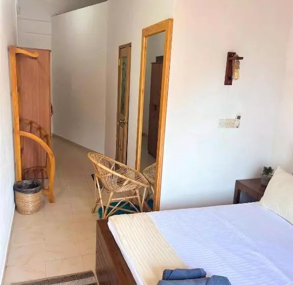 Hummus Hostel & Restaurant