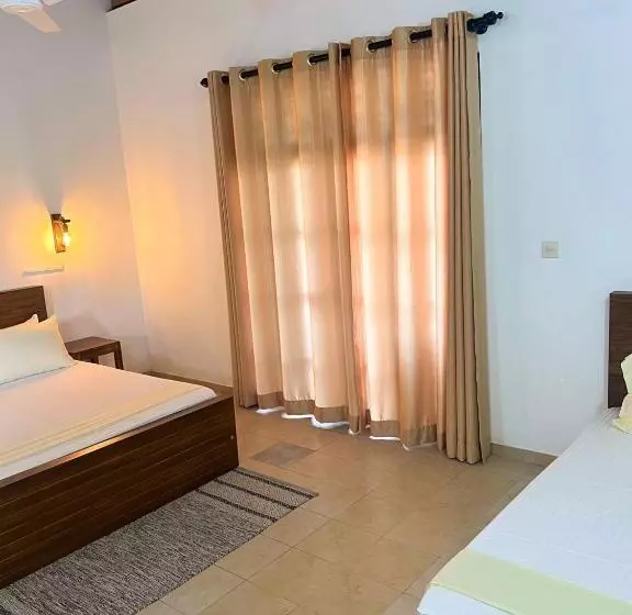 Hummus Hostel & Restaurant
