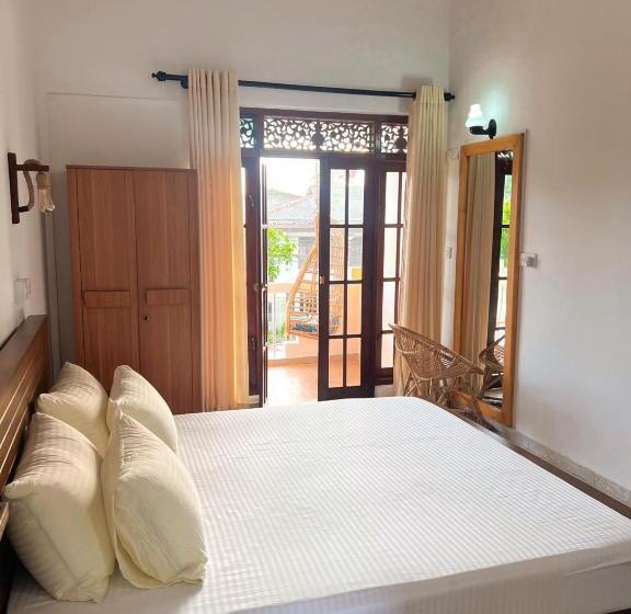 Hummus Hostel & Restaurant