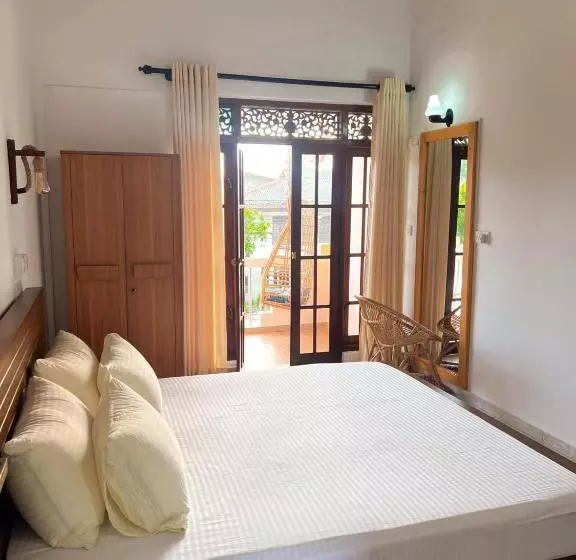 Hummus Hostel & Restaurant