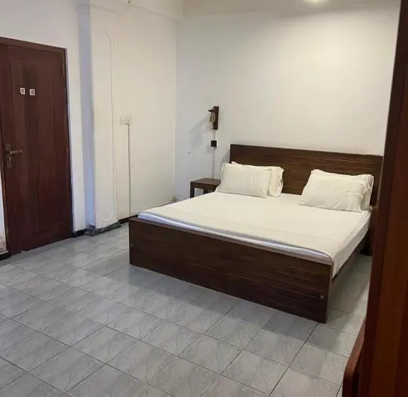 Hummus Hostel & Restaurant