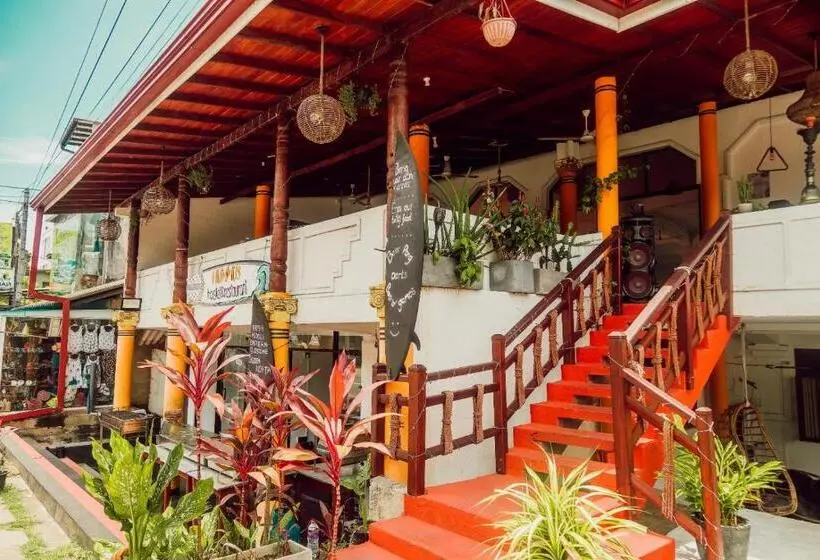 Hummus Hostel & Restaurant